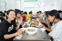 重庆渝西艺术学校为复读班中考同学设宴庆祝